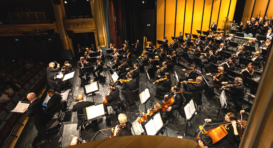 The Meiningen Court Orchestra with GMD Philippe Bach (photo by Christina Iberl)